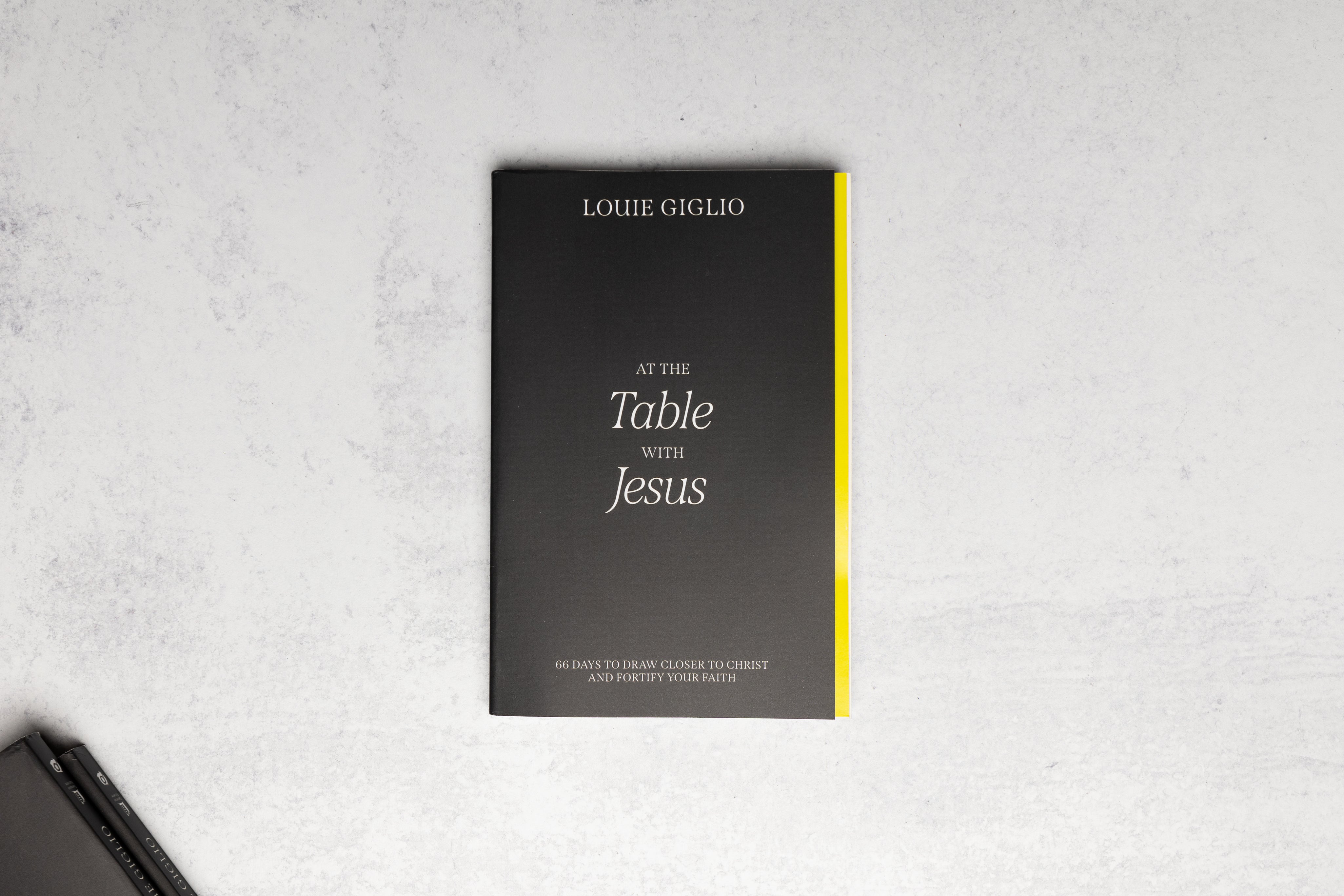 At the Table with Jesus: 66 Days to Draw Closer to Christ and Fortify Your Faith - Louie Giglio